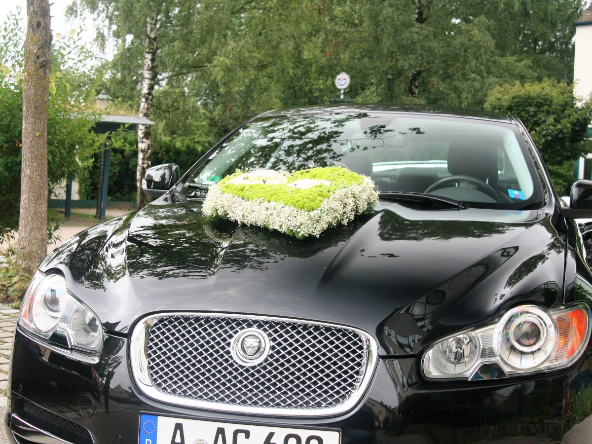 Schwarzer Jaguar mit Hochzeitsdekoration in Herzform von Meissner Floristik