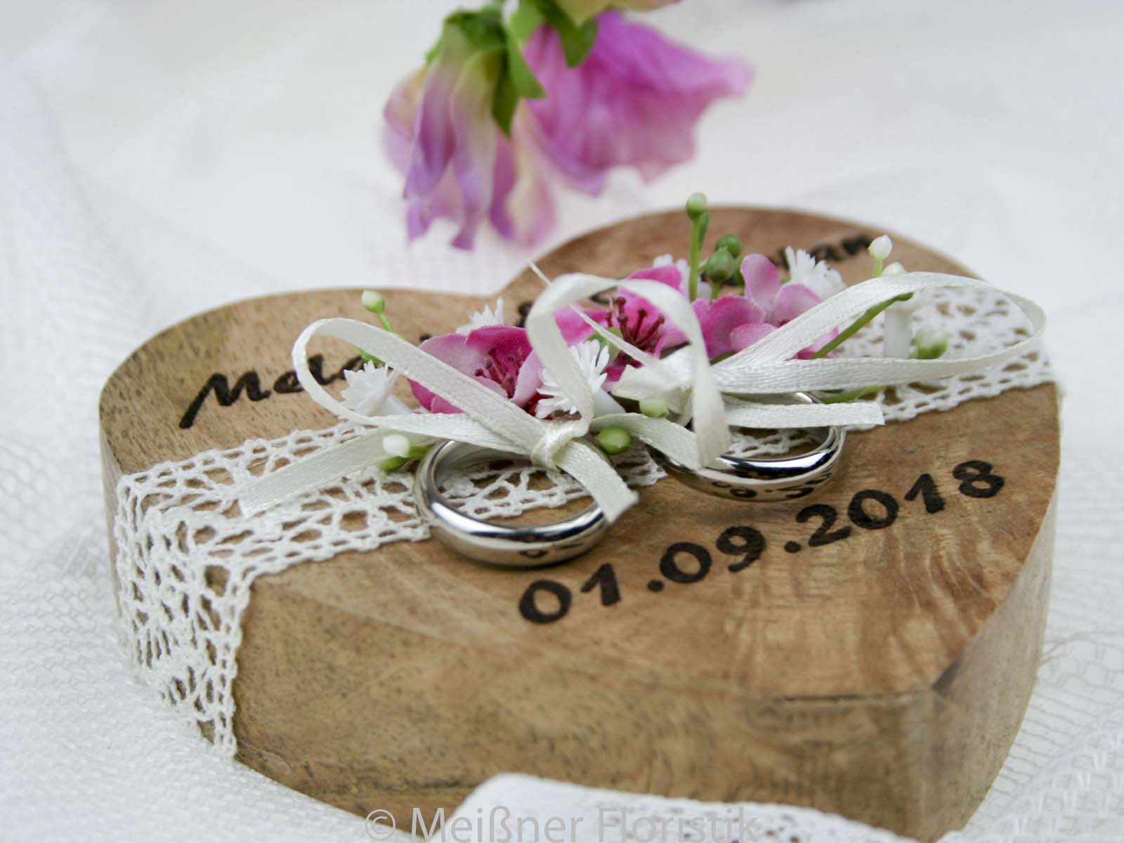 Ringkissen Holz Herz klein mit Gravur meissnerfloristik