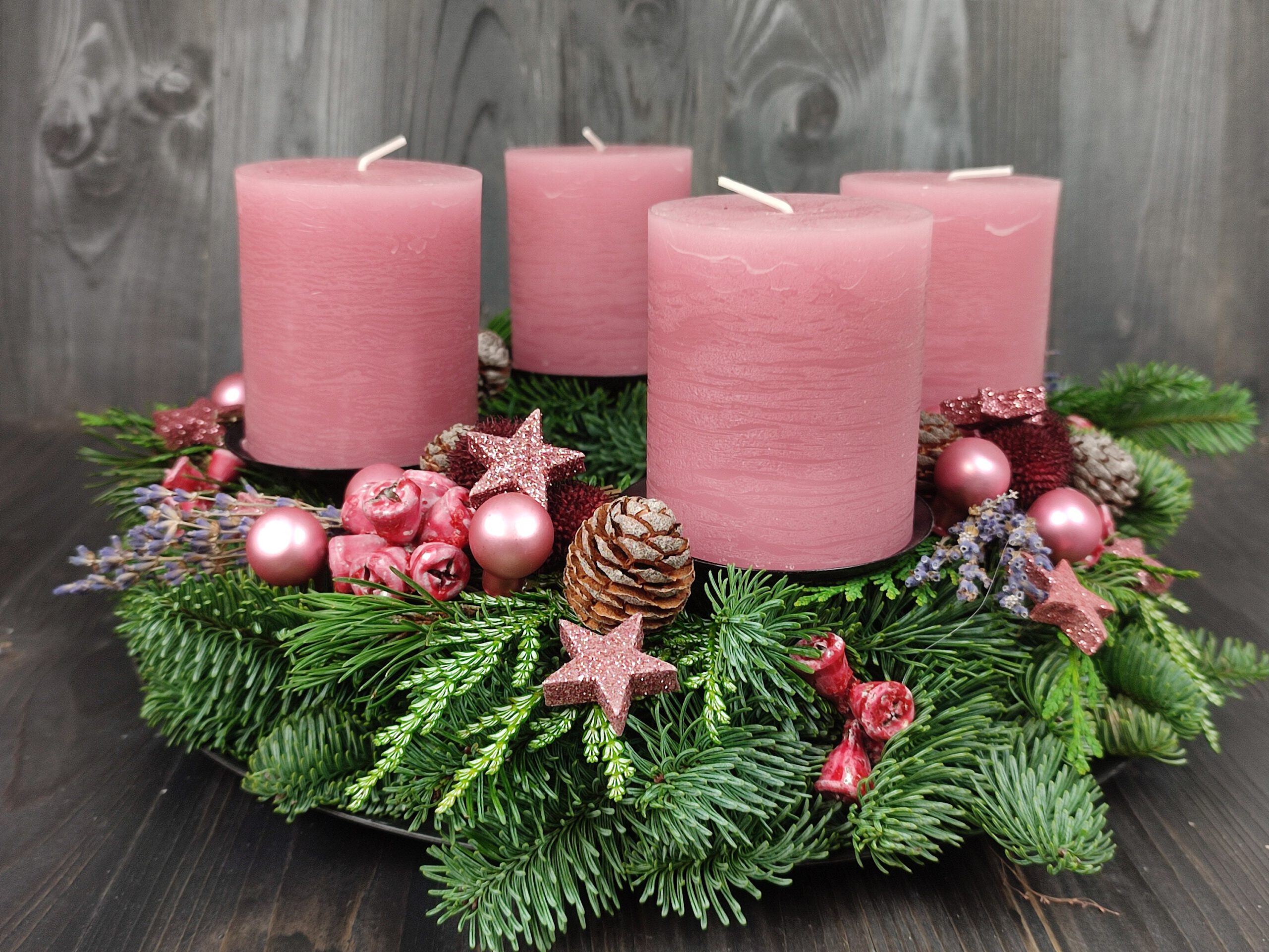 frischer Adventskranz rosa pink Lavendel Adventsdekoration