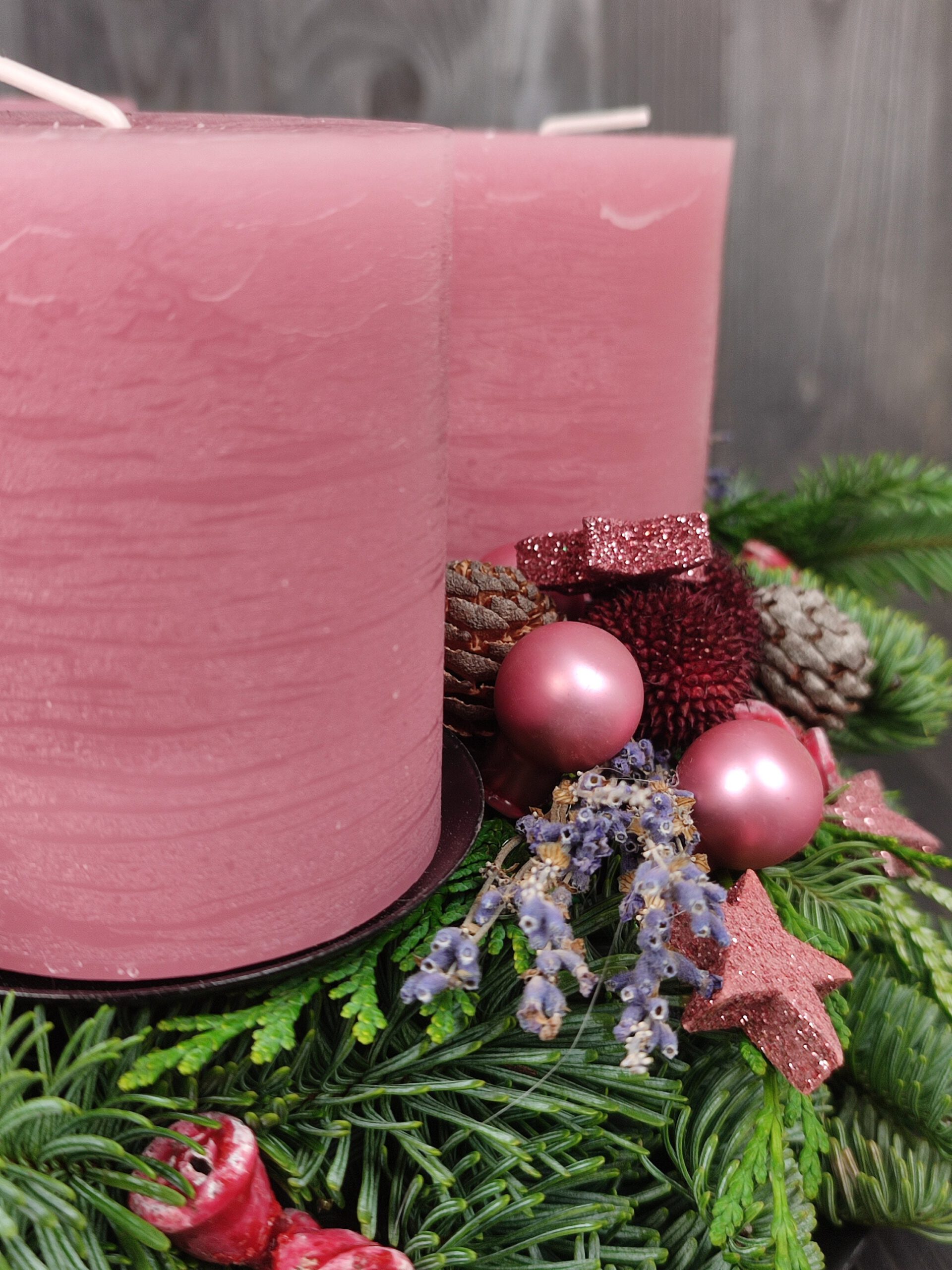 frischer Adventskranz rosa pink Lavendel Adventsdekoration