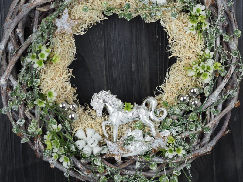 Türkranz Advent weiß grüne Weihnacht Schaukelpferd