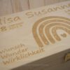 Erinnerungskiste personalisiert Geschenk zur Geburt / Baby Regenbogen