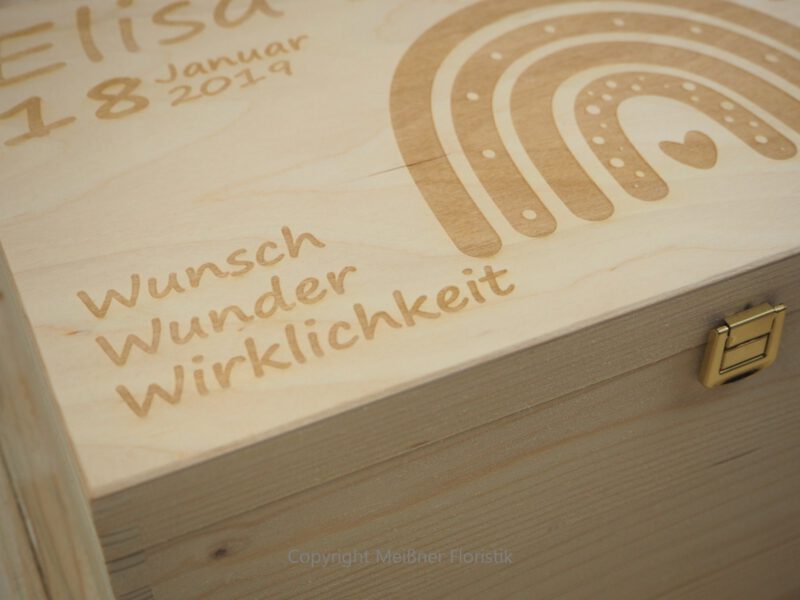 Erinnerungskiste personalisiert Geschenk zur Geburt / Baby Regenbogen