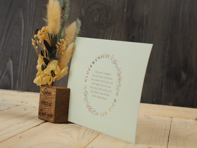 Fotohalter Kartenhalter Holz mit Gravur Trockenblumen