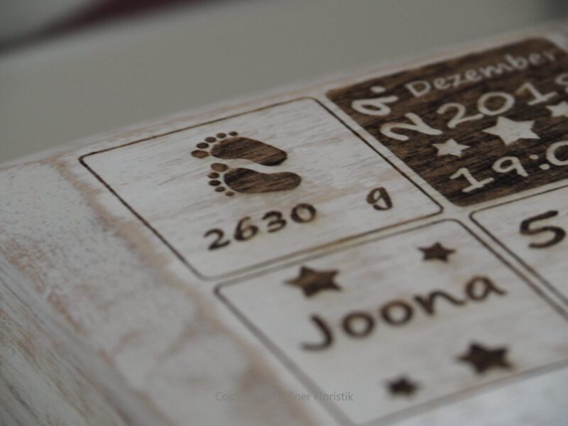 Geschenk zur Geburt, Holzkästchen mit Gravur, Baby Geschenk personalisiert