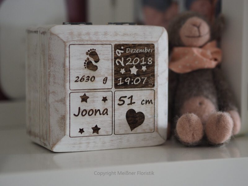 Geschenk zur Geburt, Holzkästchen mit Gravur, Baby Geschenk personalisiert