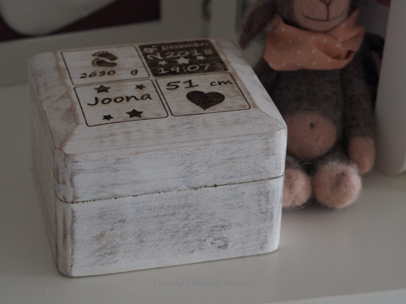 Geschenk zur Geburt, Holzkästchen mit Gravur, Baby Geschenk personalisiert
