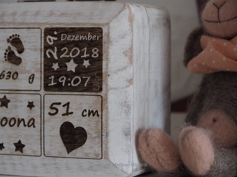 Geschenk zur Geburt, Holzkästchen mit Gravur, Baby Geschenk personalisiert