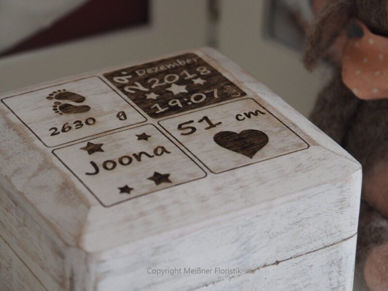 Geschenk zur Geburt, Holzkästchen mit Gravur, Baby Geschenk personalisiert