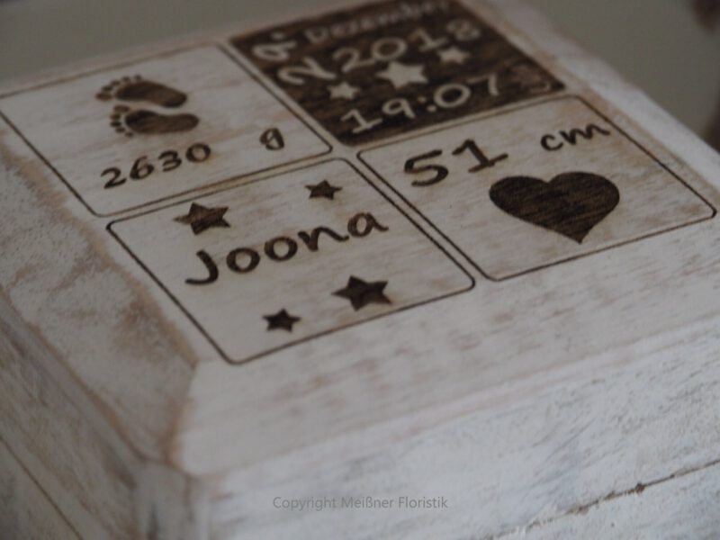 Geschenk zur Geburt, Holzkästchen mit Gravur, Baby Geschenk personalisiert