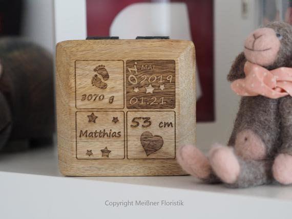 Personalisiertes Geschenk zur Geburt, Holzkästchen mit Gravur, Baby Geschenk personalisiert