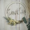 personalisiertes Namensschild aus Holz mit Trockenblumen individualisiert verschiedene Durchmesser personalisiertes Namensschild aus Holz mit Trockenblumen individualisiert verschiedene Durchmesser