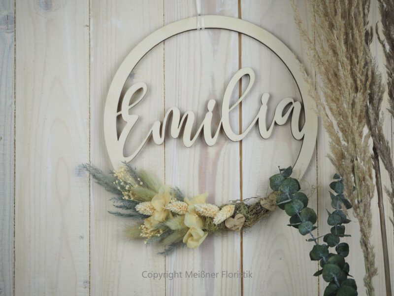 personalisiertes Namensschild aus Holz mit Trockenblumen individualisiert verschiedene Durchmesser personalisiertes Namensschild aus Holz mit Trockenblumen individualisiert verschiedene Durchmesser