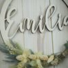 personalisiertes Namensschild aus Holz mit Trockenblumen individualisiert verschiedene Durchmesser personalisiertes Namensschild aus Holz mit Trockenblumen individualisiert verschiedene Durchmesser