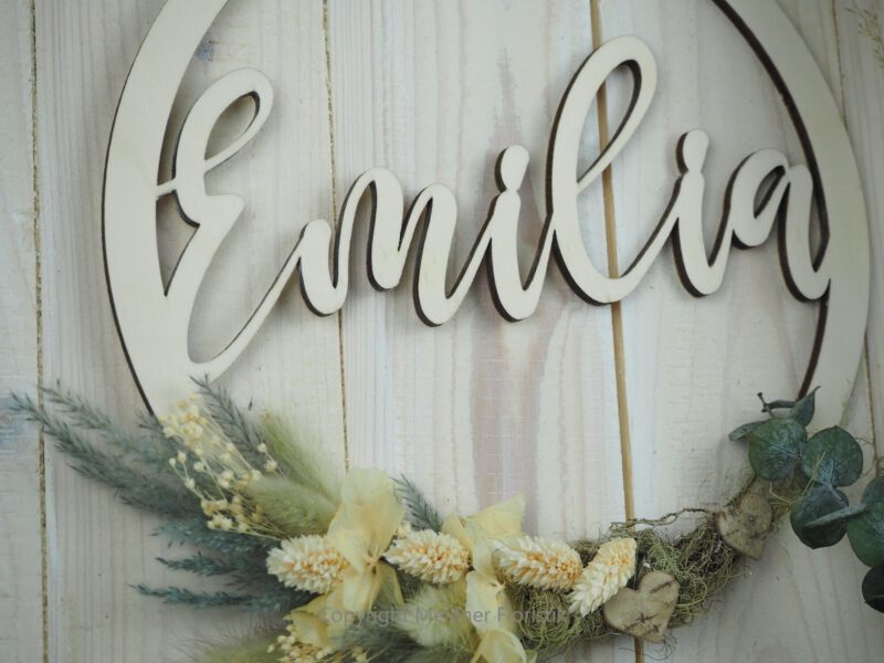 personalisiertes Namensschild aus Holz mit Trockenblumen individualisiert verschiedene Durchmesser personalisiertes Namensschild aus Holz mit Trockenblumen individualisiert verschiedene Durchmesser