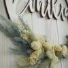 personalisiertes Namensschild aus Holz mit Trockenblumen individualisiert verschiedene Durchmesser personalisiertes Namensschild aus Holz mit Trockenblumen individualisiert verschiedene Durchmesser