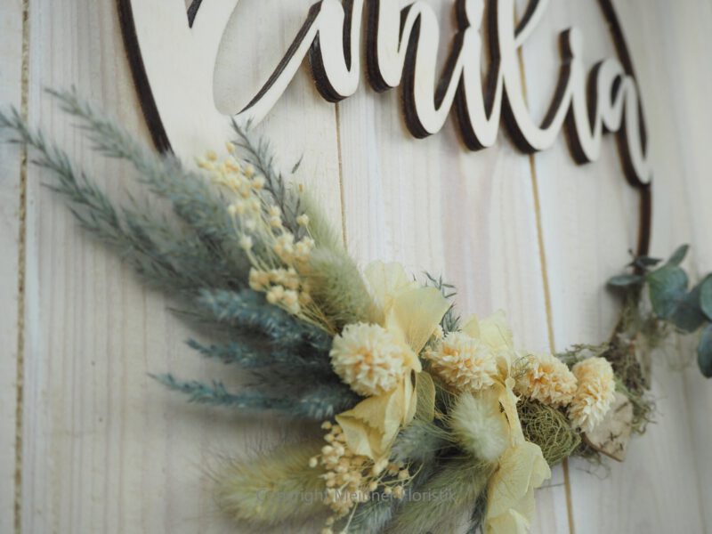 personalisiertes Namensschild aus Holz mit Trockenblumen individualisiert verschiedene Durchmesser personalisiertes Namensschild aus Holz mit Trockenblumen individualisiert verschiedene Durchmesser