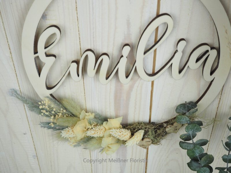 personalisiertes Namensschild aus Holz mit Trockenblumen individualisiert verschiedene Durchmesser personalisiertes Namensschild aus Holz mit Trockenblumen individualisiert verschiedene Durchmesser