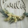 personalisiertes Namensschild aus Holz mit Trockenblumen individualisiert verschiedene Durchmesser personalisiertes Namensschild aus Holz mit Trockenblumen individualisiert verschiedene Durchmesser
