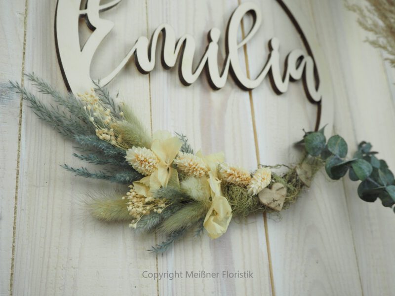 personalisiertes Namensschild aus Holz mit Trockenblumen individualisiert verschiedene Durchmesser personalisiertes Namensschild aus Holz mit Trockenblumen individualisiert verschiedene Durchmesser