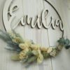 personalisiertes Namensschild aus Holz mit Trockenblumen individualisiert verschiedene Durchmesser personalisiertes Namensschild aus Holz mit Trockenblumen individualisiert verschiedene Durchmesser