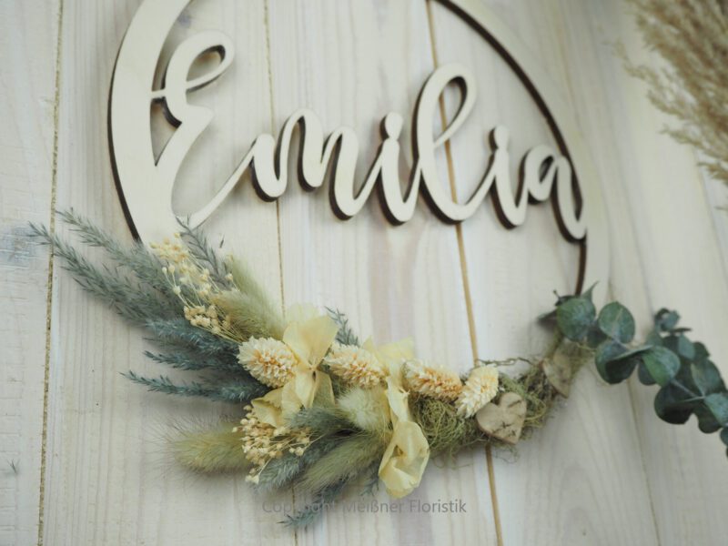 personalisiertes Namensschild aus Holz mit Trockenblumen individualisiert verschiedene Durchmesser personalisiertes Namensschild aus Holz mit Trockenblumen individualisiert verschiedene Durchmesser
