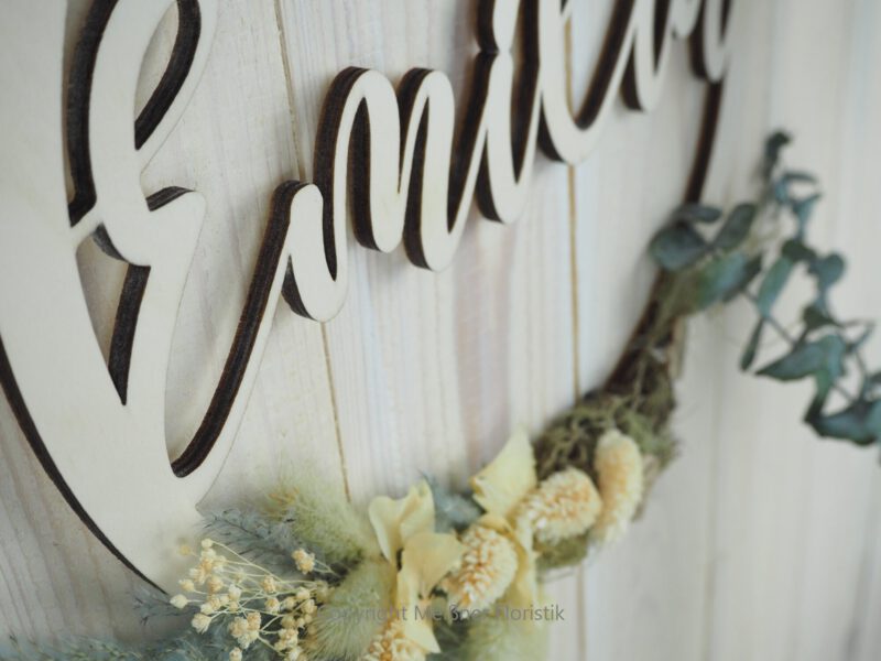 personalisiertes Namensschild aus Holz mit Trockenblumen individualisiert verschiedene Durchmesser personalisiertes Namensschild aus Holz mit Trockenblumen individualisiert verschiedene Durchmesser