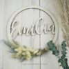 personalisiertes Namensschild aus Holz mit Trockenblumen individualisiert verschiedene Durchmesser personalisiertes Namensschild aus Holz mit Trockenblumen individualisiert verschiedene Durchmesser