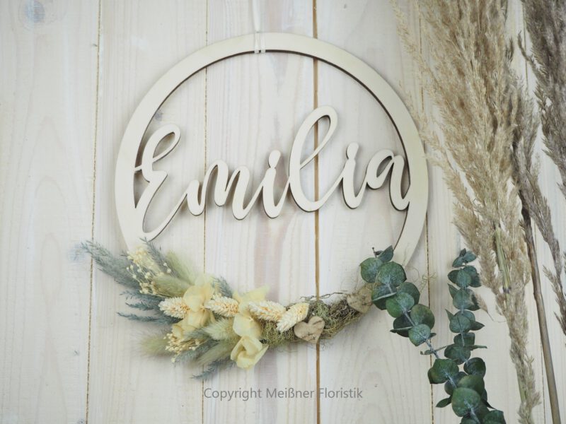 personalisiertes Namensschild aus Holz mit Trockenblumen individualisiert verschiedene Durchmesser personalisiertes Namensschild aus Holz mit Trockenblumen individualisiert verschiedene Durchmesser