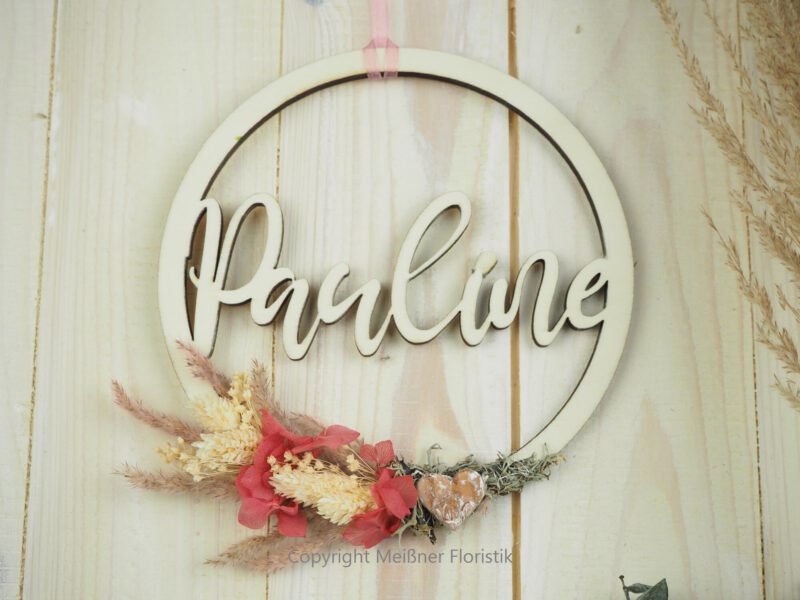 personalisiertes Namensschild aus Holz mit Trockenblumen individualisiert verschiedene Durchmesser personalisiertes Namensschild aus Holz mit Trockenblumen individualisiert verschiedene Durchmesser