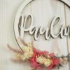 personalisiertes Namensschild aus Holz mit Trockenblumen individualisiert verschiedene Durchmesser personalisiertes Namensschild aus Holz mit Trockenblumen individualisiert verschiedene Durchmesser