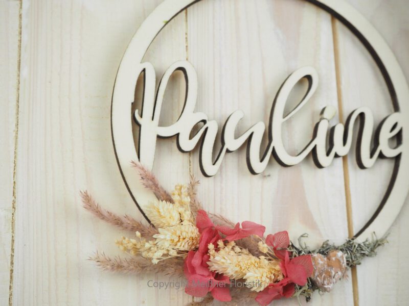personalisiertes Namensschild aus Holz mit Trockenblumen individualisiert verschiedene Durchmesser personalisiertes Namensschild aus Holz mit Trockenblumen individualisiert verschiedene Durchmesser