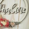 personalisiertes Namensschild aus Holz mit Trockenblumen individualisiert verschiedene Durchmesser personalisiertes Namensschild aus Holz mit Trockenblumen individualisiert verschiedene Durchmesser