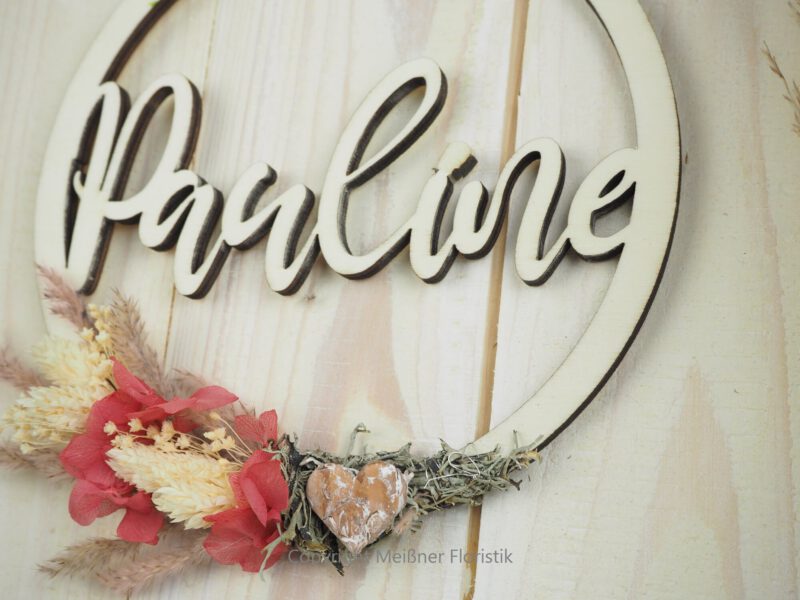 personalisiertes Namensschild aus Holz mit Trockenblumen individualisiert verschiedene Durchmesser personalisiertes Namensschild aus Holz mit Trockenblumen individualisiert verschiedene Durchmesser