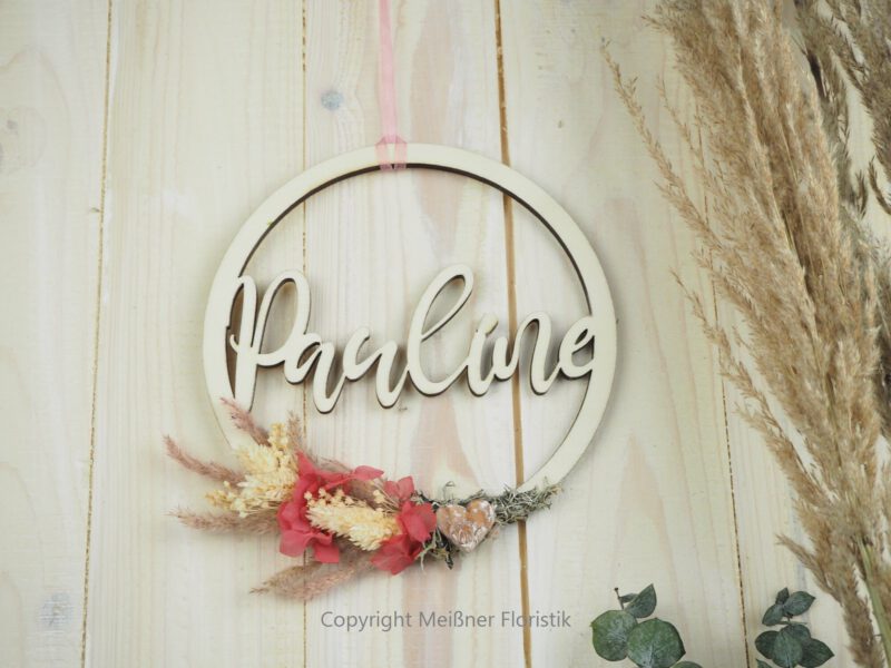 personalisiertes Namensschild aus Holz mit Trockenblumen individualisiert verschiedene Durchmesser personalisiertes Namensschild aus Holz mit Trockenblumen individualisiert verschiedene Durchmesser