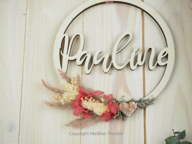 personalisiertes Namensschild aus Holz mit Trockenblumen individualisiert verschiedene Durchmesser personalisiertes Namensschild aus Holz mit Trockenblumen individualisiert verschiedene Durchmesser