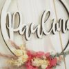 personalisiertes Namensschild aus Holz mit Trockenblumen individualisiert verschiedene Durchmesser personalisiertes Namensschild aus Holz mit Trockenblumen individualisiert verschiedene Durchmesser