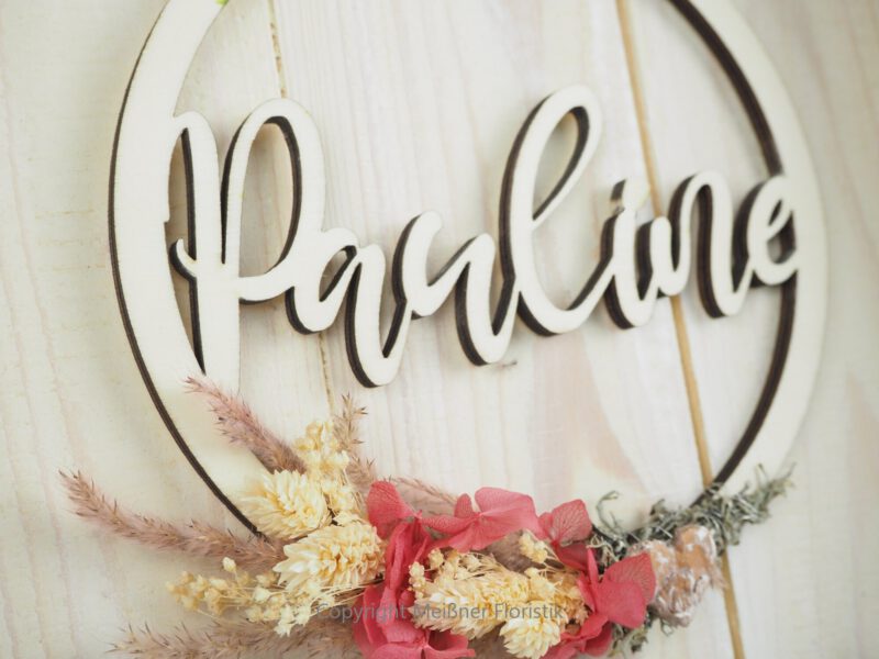 personalisiertes Namensschild aus Holz mit Trockenblumen individualisiert verschiedene Durchmesser personalisiertes Namensschild aus Holz mit Trockenblumen individualisiert verschiedene Durchmesser