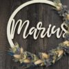 personalisiertes Namensschild aus Holz mit Trockenblumen individualisiert verschiedene Durchmesser blau weiß