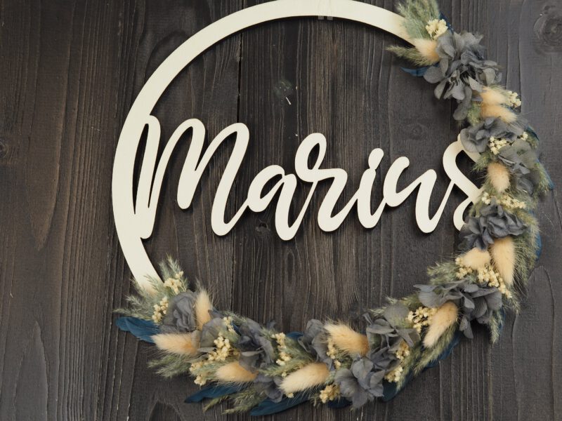 personalisiertes Namensschild aus Holz mit Trockenblumen individualisiert verschiedene Durchmesser blau weiß