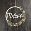 personalisiertes Namensschild aus Holz mit Trockenblumen individualisiert verschiedene Durchmesser blau weiß