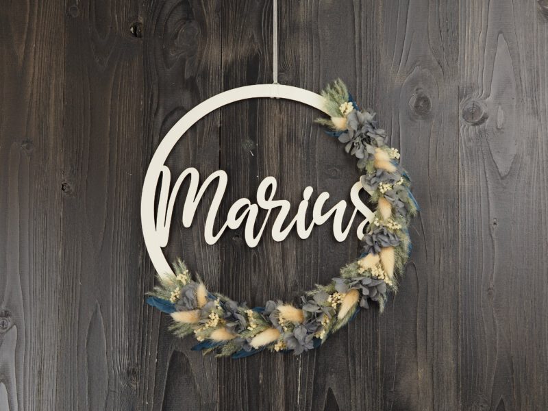 personalisiertes Namensschild aus Holz mit Trockenblumen individualisiert verschiedene Durchmesser blau weiß