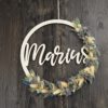 personalisiertes Namensschild aus Holz mit Trockenblumen individualisiert verschiedene Durchmesser blau weiß
