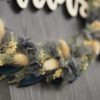 personalisiertes Namensschild aus Holz mit Trockenblumen individualisiert verschiedene Durchmesser blau weiß