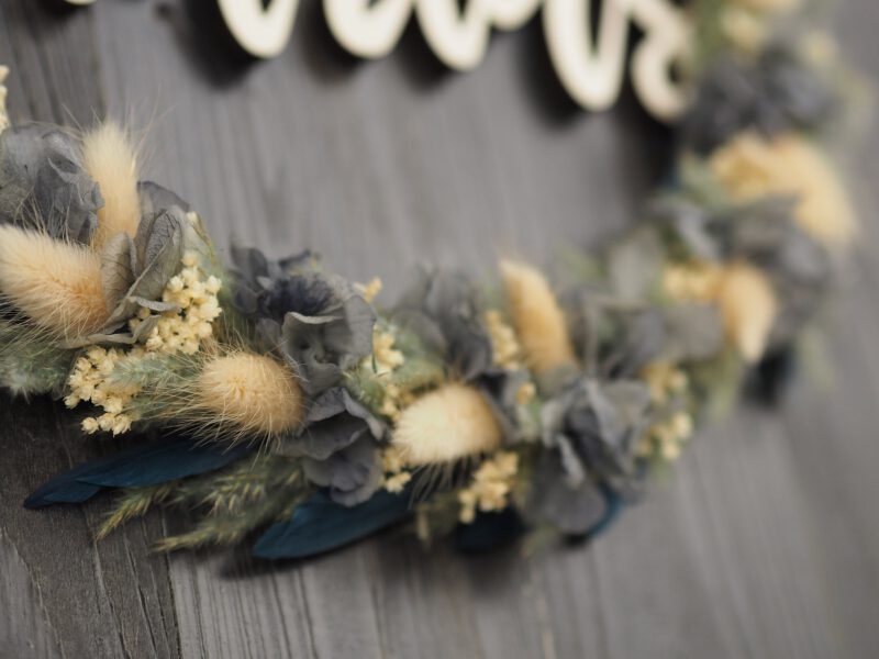 personalisiertes Namensschild aus Holz mit Trockenblumen individualisiert verschiedene Durchmesser blau weiß