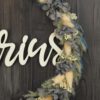 personalisiertes Namensschild aus Holz mit Trockenblumen individualisiert verschiedene Durchmesser blau weiß