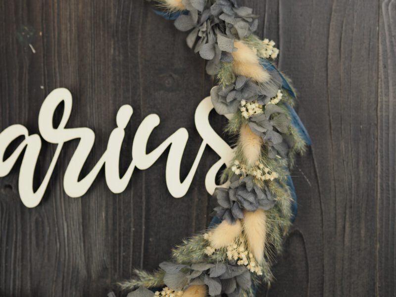 personalisiertes Namensschild aus Holz mit Trockenblumen individualisiert verschiedene Durchmesser blau weiß