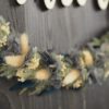 personalisiertes Namensschild aus Holz mit Trockenblumen individualisiert verschiedene Durchmesser blau weiß
