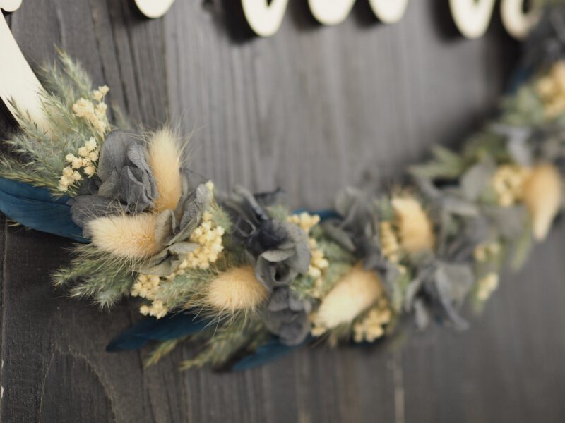personalisiertes Namensschild aus Holz mit Trockenblumen individualisiert verschiedene Durchmesser blau weiß