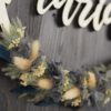 personalisiertes Namensschild aus Holz mit Trockenblumen individualisiert verschiedene Durchmesser blau weiß